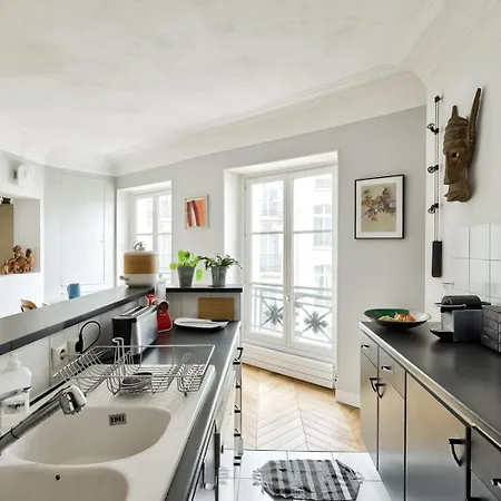 Chic Retreat, Marais Apartment *